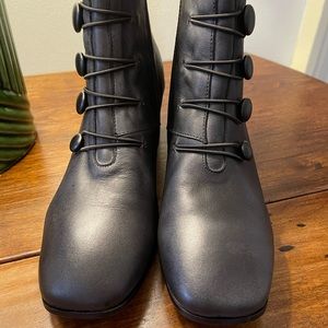 L’Artiste Mitzie ankle book. Size 42, color charcoal.